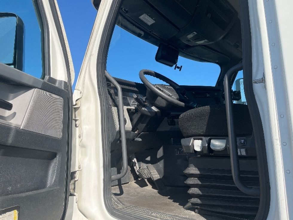 Day Cab Tractor-Heavy Duty Tractors-Freightliner-2021-T11664ST-Concord-NC-385,599\n\t\tmiles-$ 57,500 - Image 9