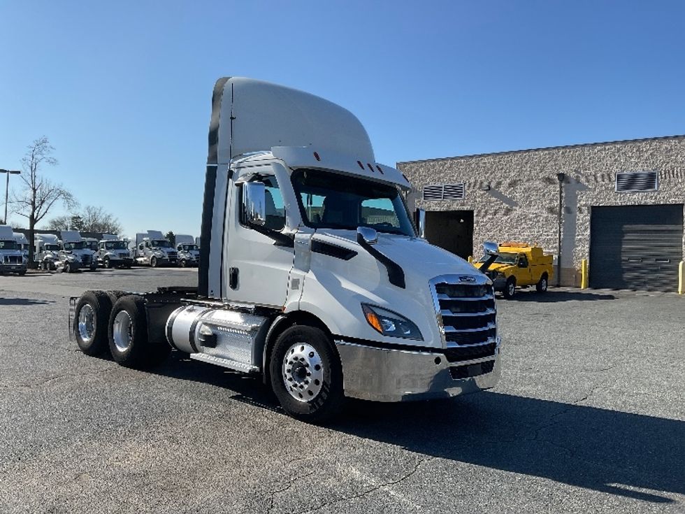 Day Cab Tractor-Heavy Duty Tractors-Freightliner-2021-T11664ST-Concord-NC-395,010\n\t\tmiles-$ 57,000 - Image 1