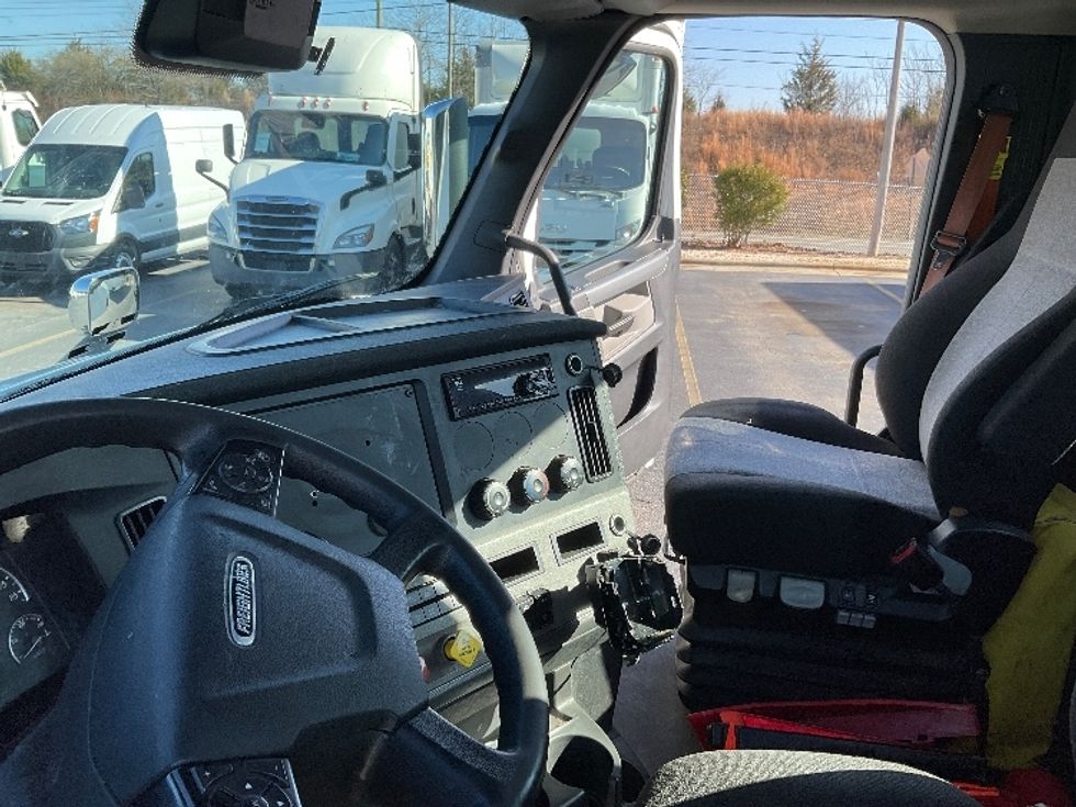 Day Cab Tractor-Heavy Duty Tractors-Freightliner-2021-T11664ST-Concord-NC-395,010\n\t\tmiles-$ 57,000 - Image 10
