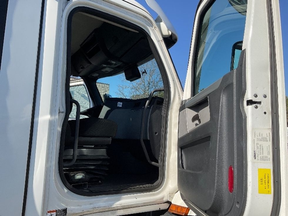 Day Cab Tractor-Heavy Duty Tractors-Freightliner-2021-T11664ST-Concord-NC-395,010\n\t\tmiles-$ 57,000 - Image 12