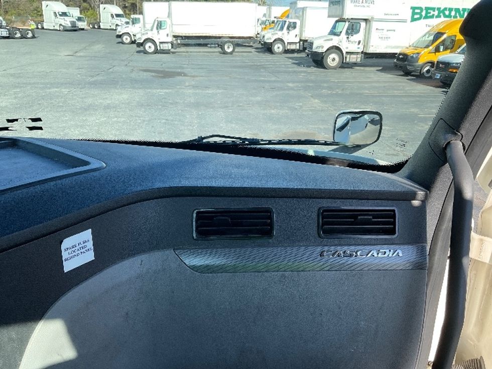 Day Cab Tractor-Heavy Duty Tractors-Freightliner-2021-T11664ST-Concord-NC-395,010\n\t\tmiles-$ 57,000 - Image 13