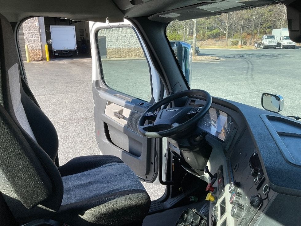 Day Cab Tractor-Heavy Duty Tractors-Freightliner-2021-T11664ST-Concord-NC-395,010\n\t\tmiles-$ 57,000 - Image 14
