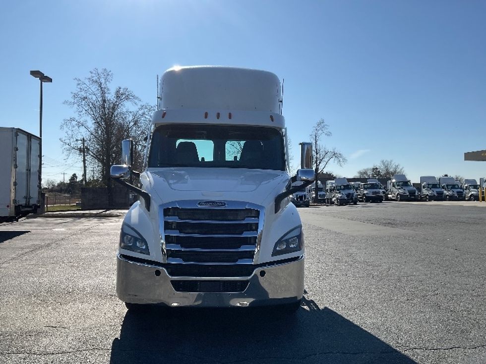 Day Cab Tractor-Heavy Duty Tractors-Freightliner-2021-T11664ST-Concord-NC-395,010\n\t\tmiles-$ 57,000 - Image 2