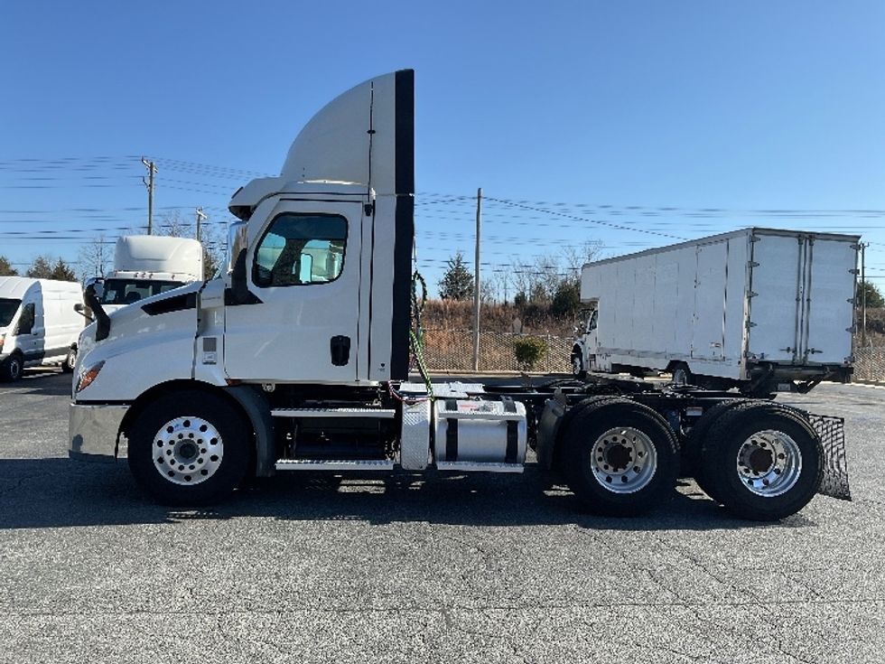 Day Cab Tractor-Heavy Duty Tractors-Freightliner-2021-T11664ST-Concord-NC-395,010\n\t\tmiles-$ 57,000 - Image 4