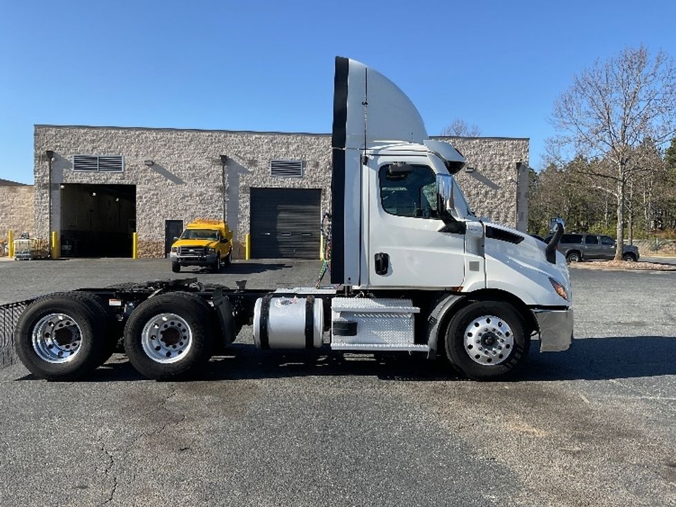 Day Cab Tractor-Heavy Duty Tractors-Freightliner-2021-T11664ST-Concord-NC-395,010\n\t\tmiles-$ 57,000 - Image 8