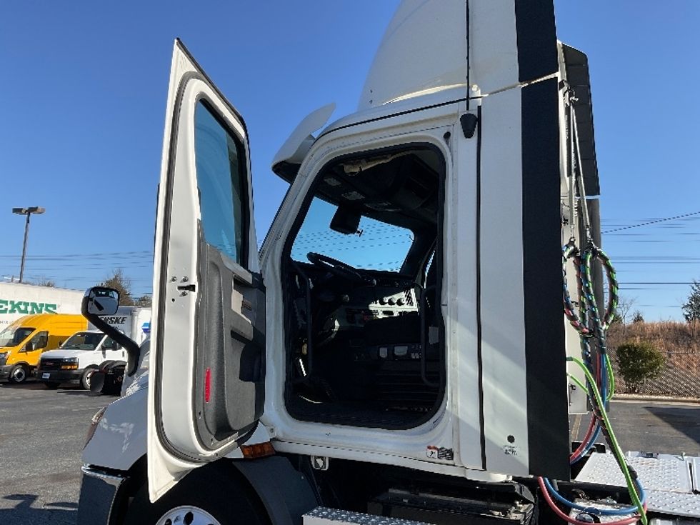 Day Cab Tractor-Heavy Duty Tractors-Freightliner-2021-T11664ST-Concord-NC-395,010\n\t\tmiles-$ 57,000 - Image 9