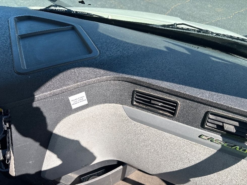 Day Cab Tractor-Heavy Duty Tractors-Freightliner-2021-T11664ST-Concord-NC-396,226\n\t\tmiles-$ 57,000 - Image 13