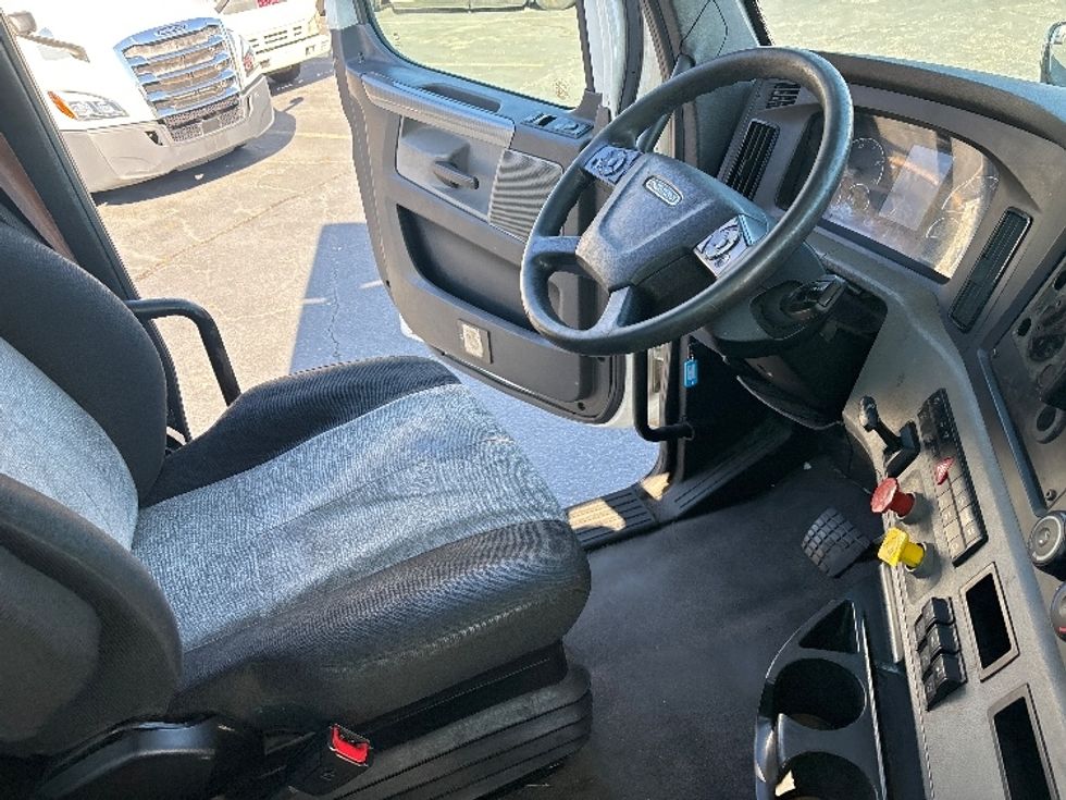 Day Cab Tractor-Heavy Duty Tractors-Freightliner-2021-T11664ST-Concord-NC-396,226\n\t\tmiles-$ 57,000 - Image 14