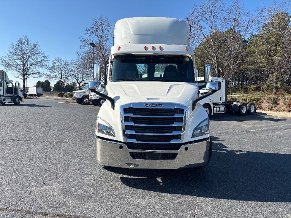 Day Cab Tractor-Heavy Duty Tractors-Freightliner-2021-T11664ST-Concord-NC-396,226\n\t\tmiles-$ 57,000 - Image 2