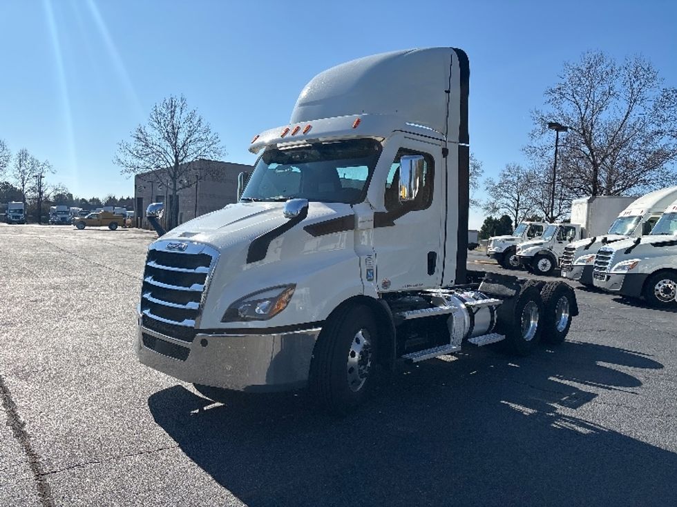 Day Cab Tractor-Heavy Duty Tractors-Freightliner-2021-T11664ST-Concord-NC-396,226\n\t\tmiles-$ 57,000 - Image 3