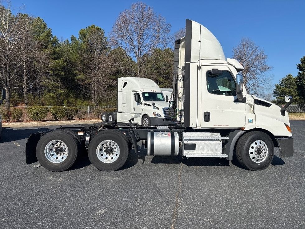 Day Cab Tractor-Heavy Duty Tractors-Freightliner-2021-T11664ST-Concord-NC-396,226\n\t\tmiles-$ 57,000 - Image 8