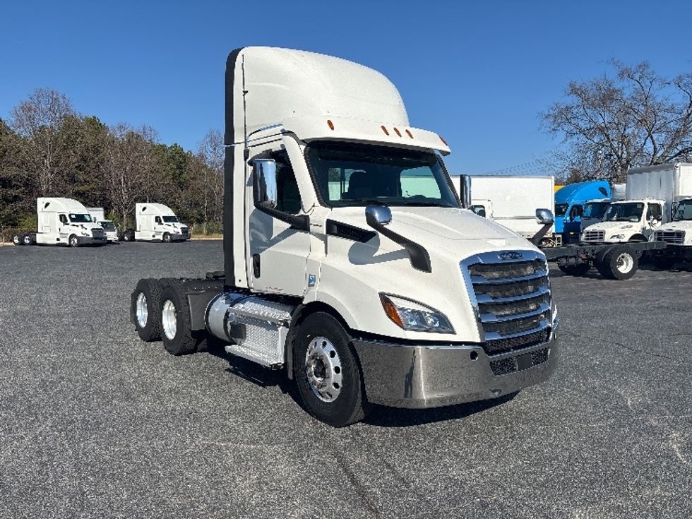 Day Cab Tractor-Heavy Duty Tractors-Freightliner-2021-T11664ST-Concord-NC-417,738\n\t\tmiles-$ 55,500 - Image 1