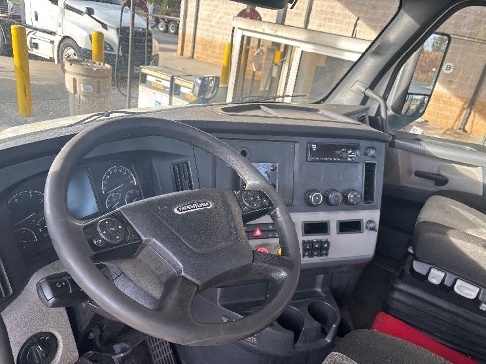 Day Cab Tractor-Heavy Duty Tractors-Freightliner-2021-T11664ST-Concord-NC-417,738\n\t\tmiles-$ 55,500 - Image 10
