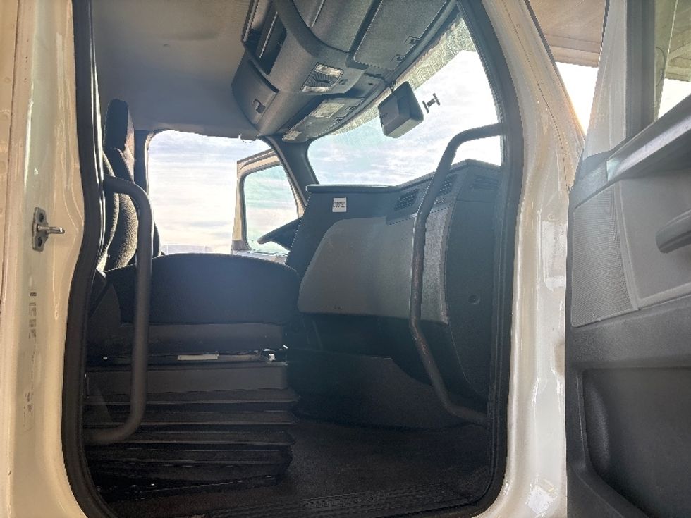 Day Cab Tractor-Heavy Duty Tractors-Freightliner-2021-T11664ST-Concord-NC-417,738\n\t\tmiles-$ 55,500 - Image 12