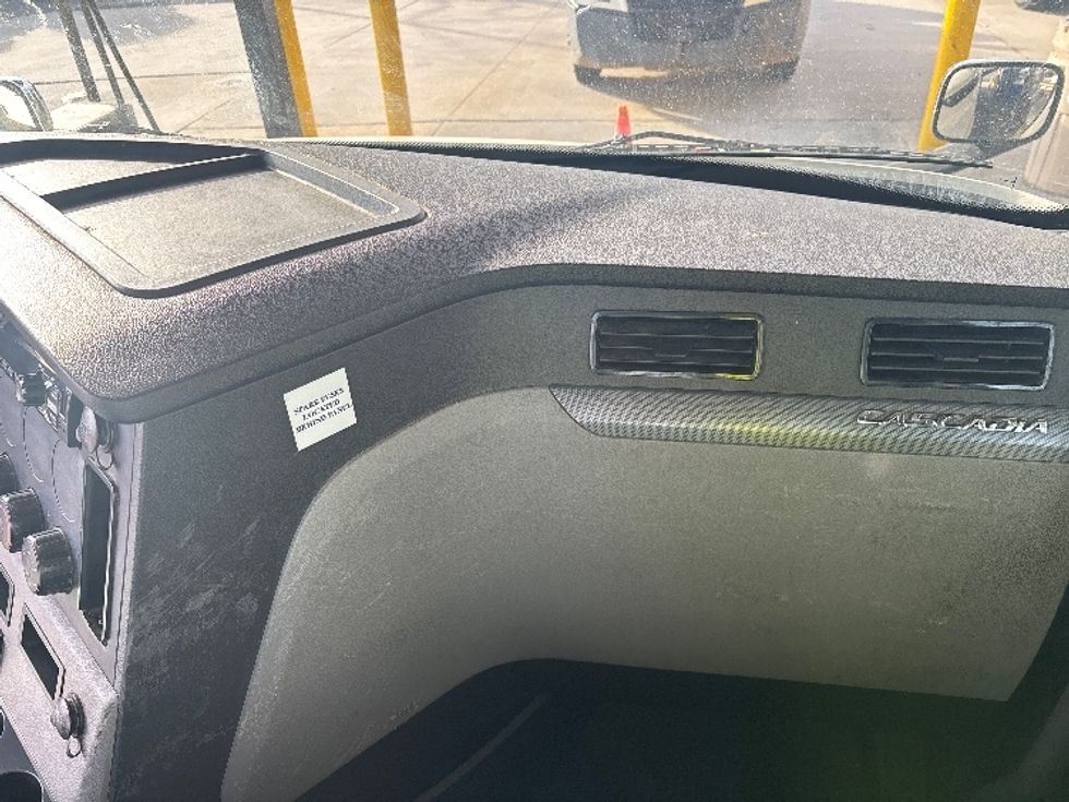 Day Cab Tractor-Heavy Duty Tractors-Freightliner-2021-T11664ST-Concord-NC-417,738\n\t\tmiles-$ 55,500 - Image 13