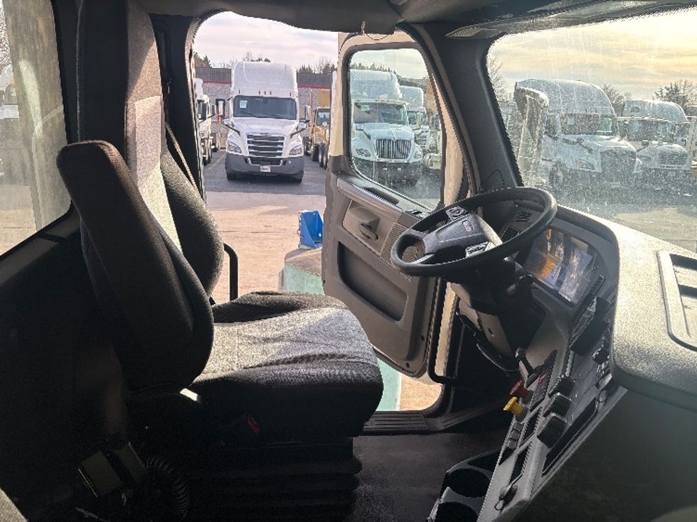 Day Cab Tractor-Heavy Duty Tractors-Freightliner-2021-T11664ST-Concord-NC-417,738\n\t\tmiles-$ 55,500 - Image 14