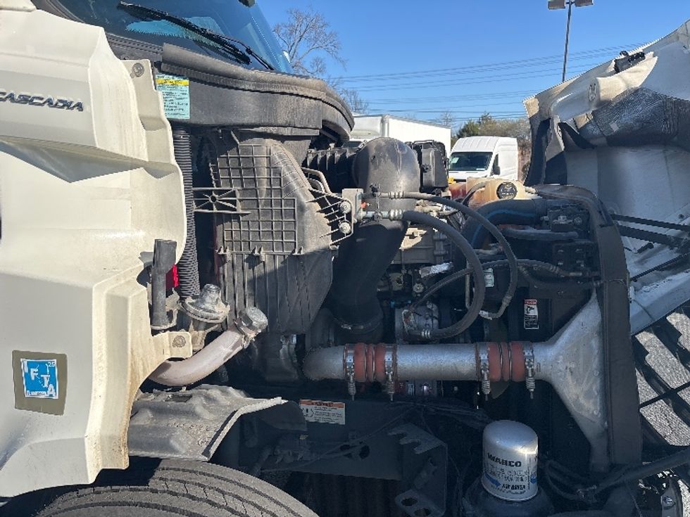 Day Cab Tractor-Heavy Duty Tractors-Freightliner-2021-T11664ST-Concord-NC-417,738\n\t\tmiles-$ 55,500 - Image 15