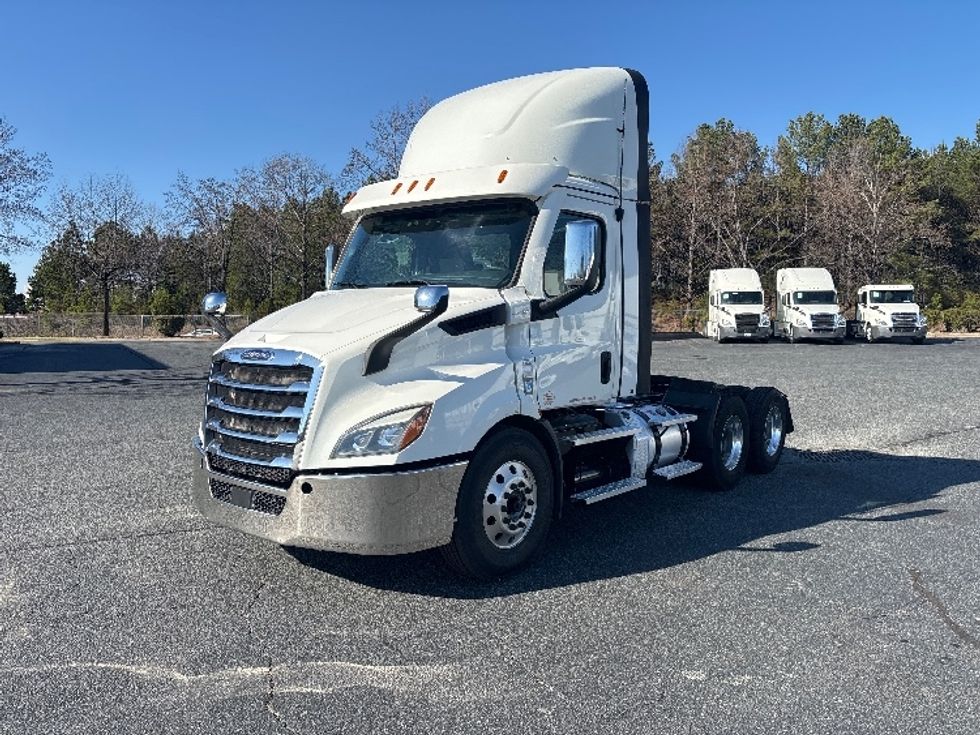 Day Cab Tractor-Heavy Duty Tractors-Freightliner-2021-T11664ST-Concord-NC-417,738\n\t\tmiles-$ 55,500 - Image 3