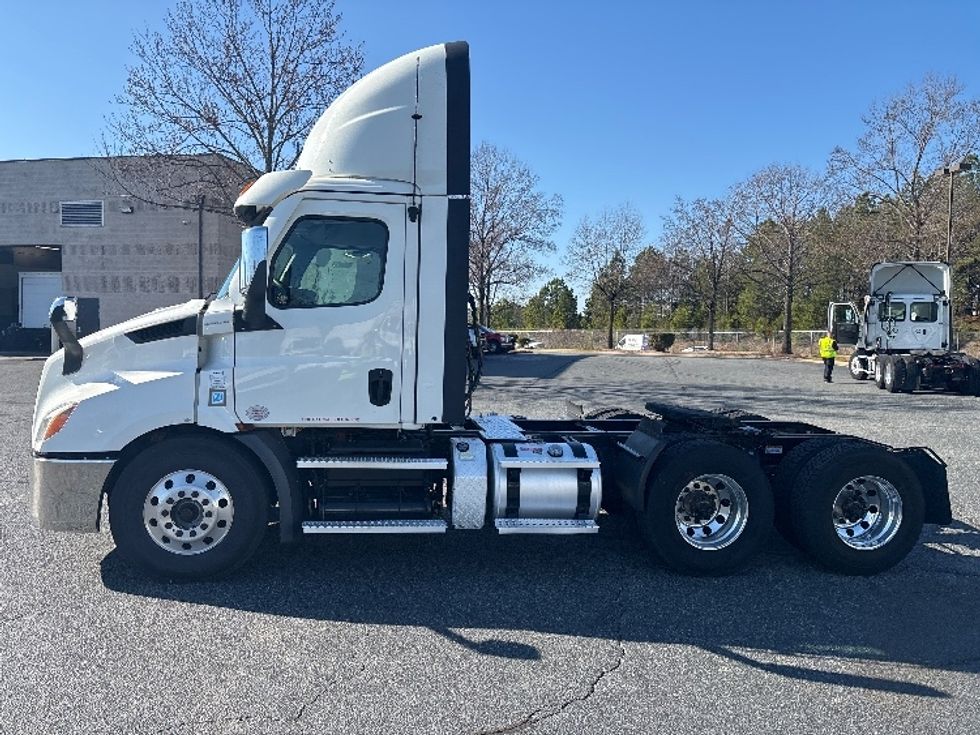 Day Cab Tractor-Heavy Duty Tractors-Freightliner-2021-T11664ST-Concord-NC-417,738\n\t\tmiles-$ 55,500 - Image 4