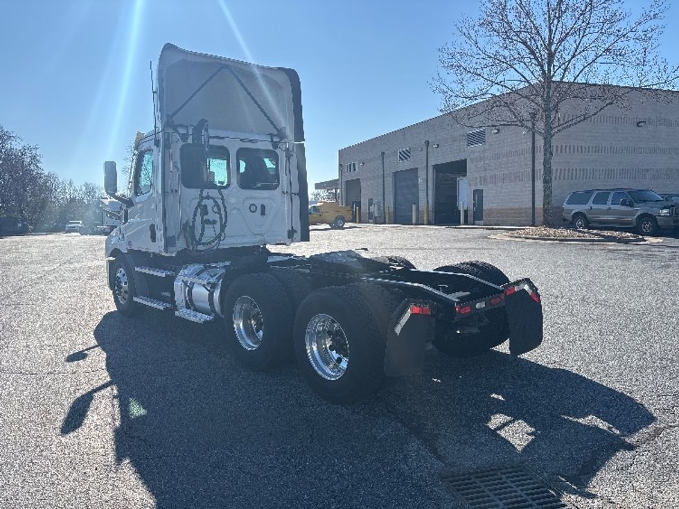Day Cab Tractor-Heavy Duty Tractors-Freightliner-2021-T11664ST-Concord-NC-417,738\n\t\tmiles-$ 55,500 - Image 5