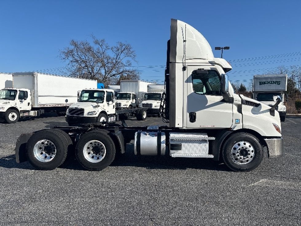 Day Cab Tractor-Heavy Duty Tractors-Freightliner-2021-T11664ST-Concord-NC-417,738\n\t\tmiles-$ 55,500 - Image 8