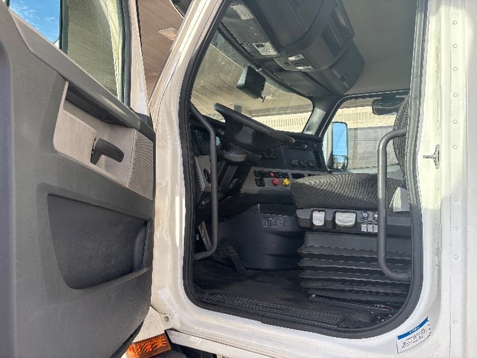 Day Cab Tractor-Heavy Duty Tractors-Freightliner-2021-T11664ST-Concord-NC-417,738\n\t\tmiles-$ 55,500 - Image 9