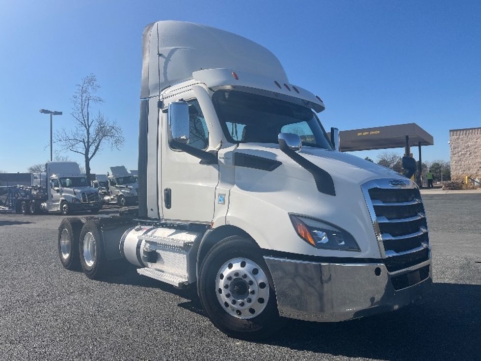 Day Cab Tractor-Heavy Duty Tractors-Freightliner-2021-T11664ST-Concord-NC-422,079\n\t\tmiles-$ 55,250 - Image 1