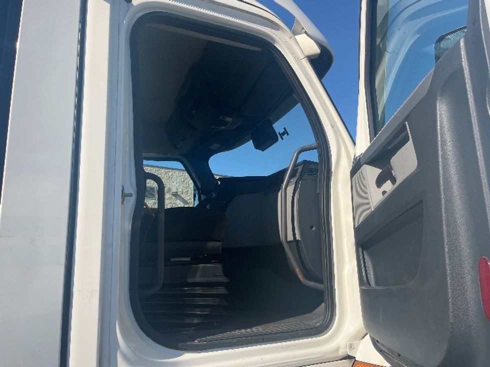 Day Cab Tractor-Heavy Duty Tractors-Freightliner-2021-T11664ST-Concord-NC-422,079\n\t\tmiles-$ 55,250 - Image 12