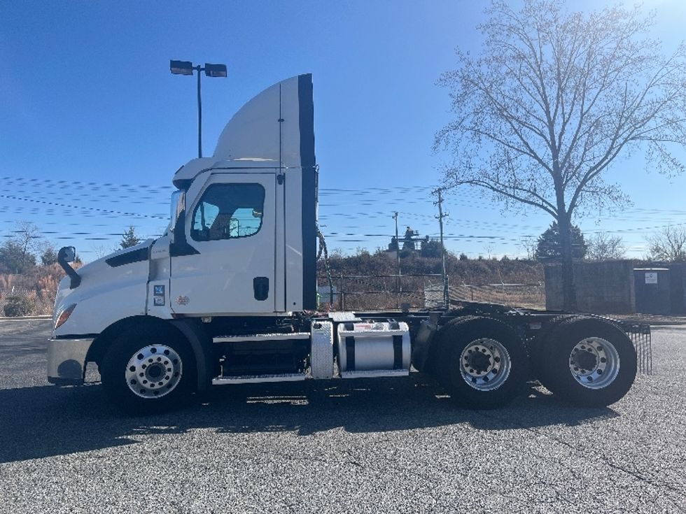 Day Cab Tractor-Heavy Duty Tractors-Freightliner-2021-T11664ST-Concord-NC-422,079\n\t\tmiles-$ 55,250 - Image 4