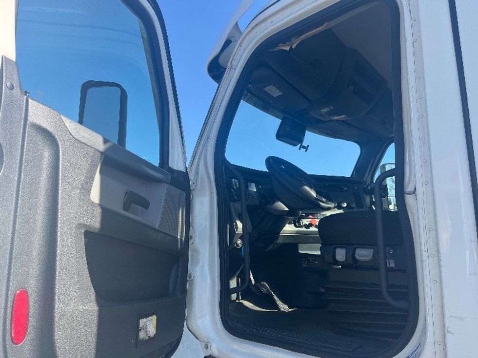 Day Cab Tractor-Heavy Duty Tractors-Freightliner-2021-T11664ST-Concord-NC-422,079\n\t\tmiles-$ 55,250 - Image 9