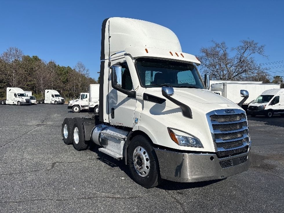 Day Cab Tractor-Heavy Duty Tractors-Freightliner-2021-T11664ST-Concord-NC-424,656\n\t\tmiles-$ 55,000 - Image 1