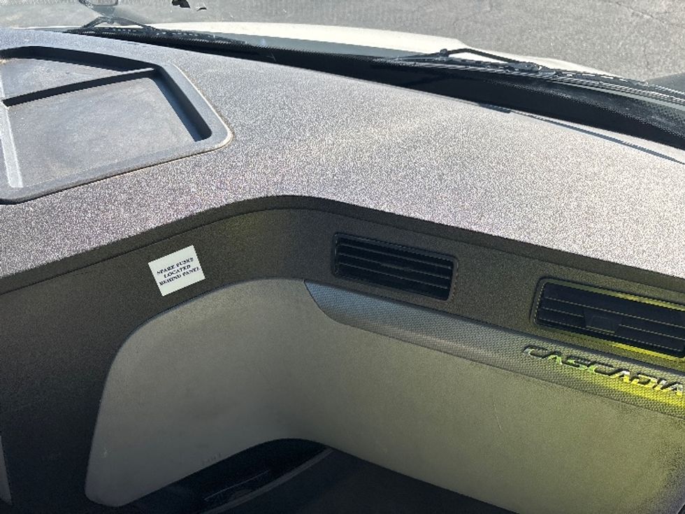 Day Cab Tractor-Heavy Duty Tractors-Freightliner-2021-T11664ST-Concord-NC-424,656\n\t\tmiles-$ 55,000 - Image 13