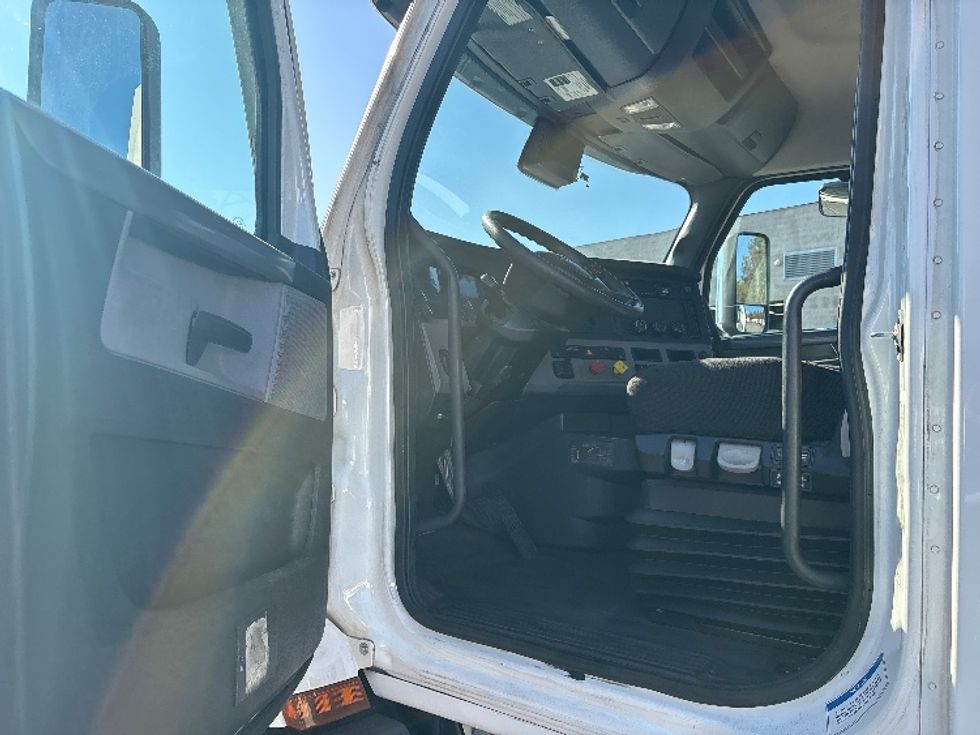 Day Cab Tractor-Heavy Duty Tractors-Freightliner-2021-T11664ST-Concord-NC-424,656\n\t\tmiles-$ 55,000 - Image 9