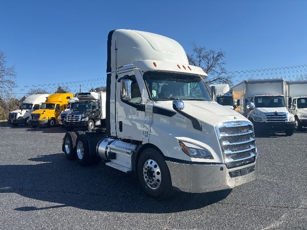 Day Cab Tractor-Heavy Duty Tractors-Freightliner-2021-T11664ST-Concord-NC-456,759\n\t\tmiles-$ 51,500 - Image 1