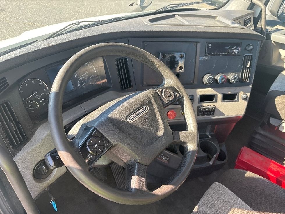 Day Cab Tractor-Heavy Duty Tractors-Freightliner-2021-T11664ST-Concord-NC-456,759\n\t\tmiles-$ 51,500 - Image 10