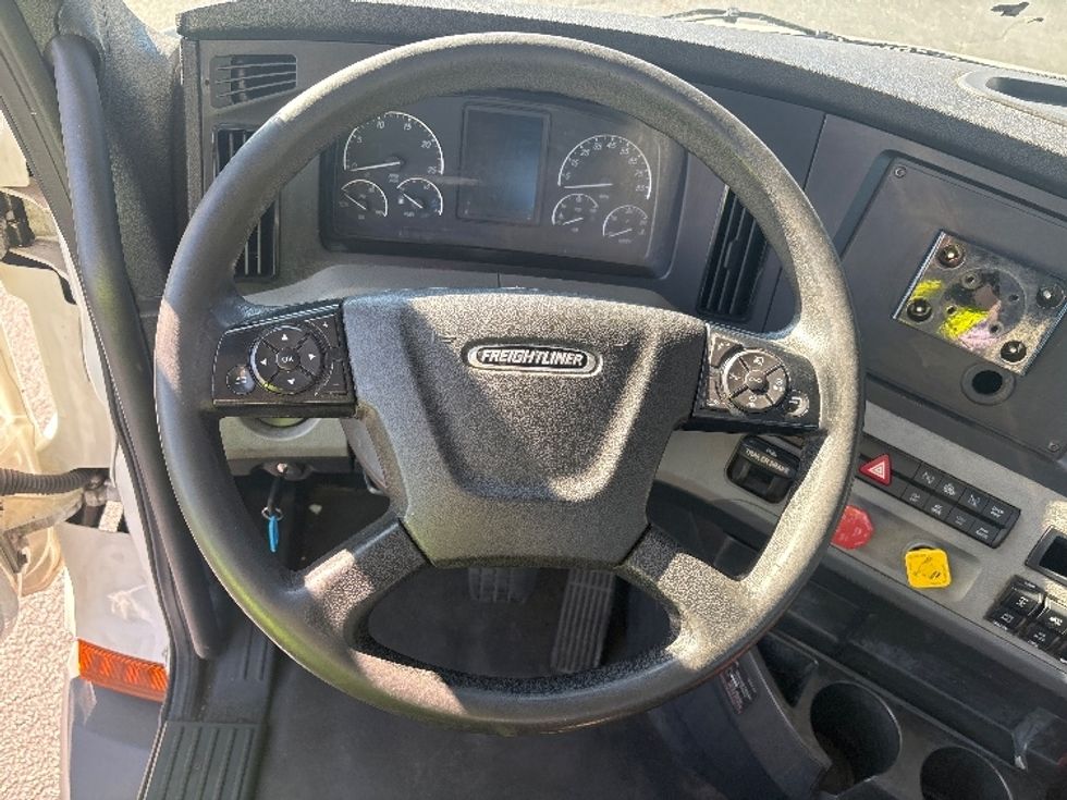 Day Cab Tractor-Heavy Duty Tractors-Freightliner-2021-T11664ST-Concord-NC-456,759\n\t\tmiles-$ 51,500 - Image 11