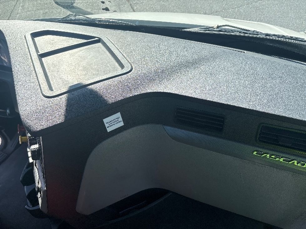 Day Cab Tractor-Heavy Duty Tractors-Freightliner-2021-T11664ST-Concord-NC-456,759\n\t\tmiles-$ 51,500 - Image 13