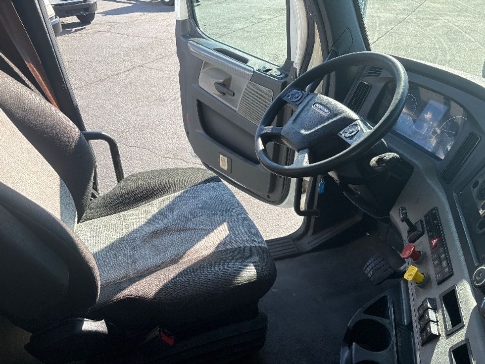 Day Cab Tractor-Heavy Duty Tractors-Freightliner-2021-T11664ST-Concord-NC-456,759\n\t\tmiles-$ 51,500 - Image 14