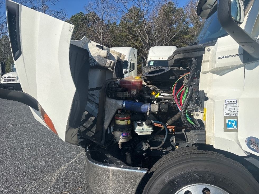 Day Cab Tractor-Heavy Duty Tractors-Freightliner-2021-T11664ST-Concord-NC-456,759\n\t\tmiles-$ 51,500 - Image 16