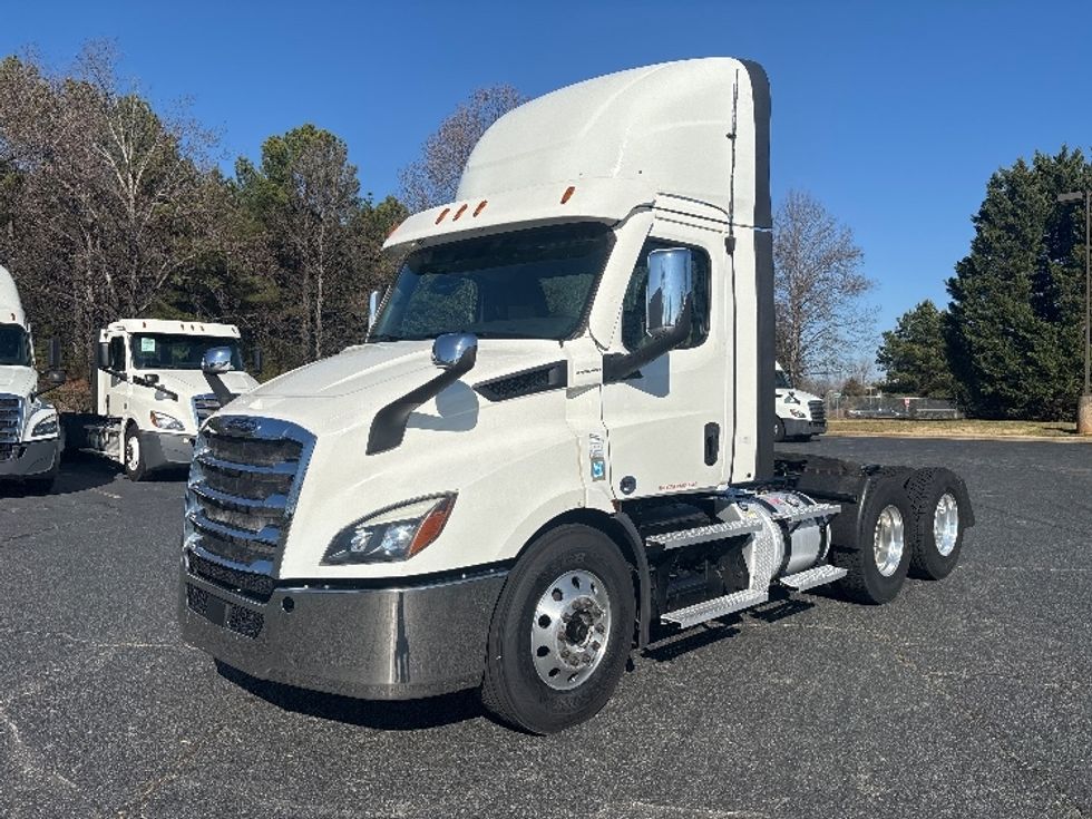 Day Cab Tractor-Heavy Duty Tractors-Freightliner-2021-T11664ST-Concord-NC-456,759\n\t\tmiles-$ 51,500 - Image 3