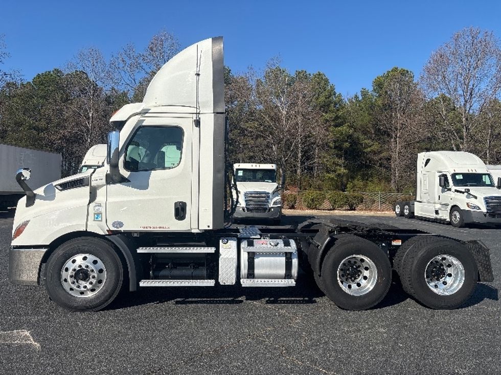Day Cab Tractor-Heavy Duty Tractors-Freightliner-2021-T11664ST-Concord-NC-456,759\n\t\tmiles-$ 51,500 - Image 4