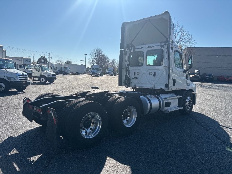 Day Cab Tractor-Heavy Duty Tractors-Freightliner-2021-T11664ST-Concord-NC-456,759\n\t\tmiles-$ 51,500 - Image 7