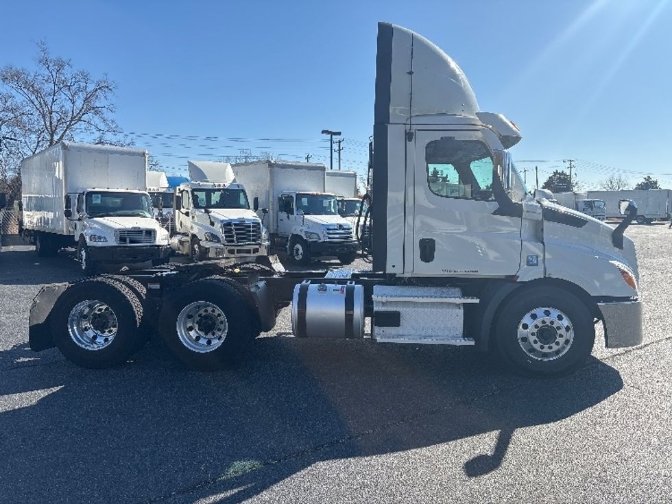 Day Cab Tractor-Heavy Duty Tractors-Freightliner-2021-T11664ST-Concord-NC-456,759\n\t\tmiles-$ 51,500 - Image 8