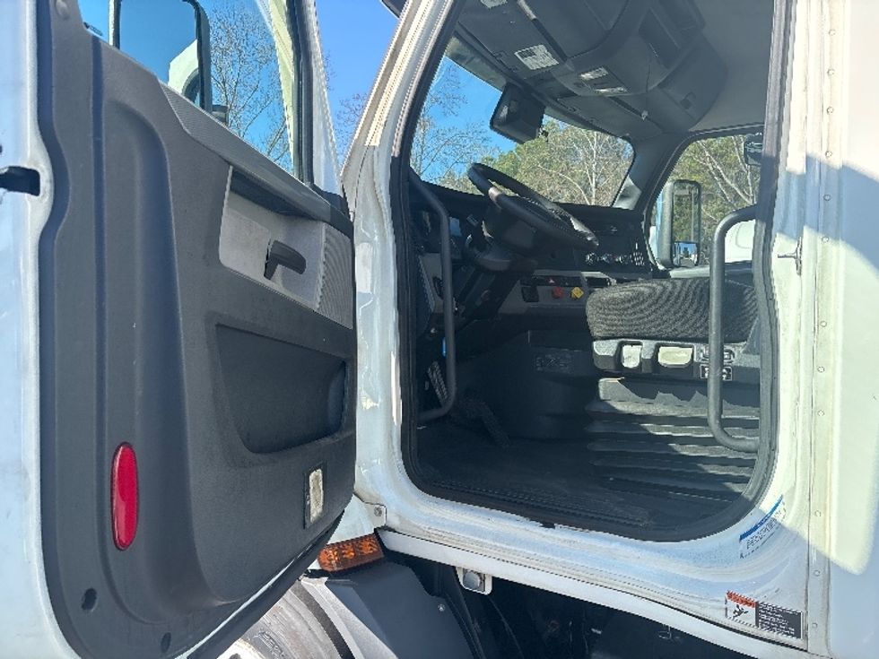 Day Cab Tractor-Heavy Duty Tractors-Freightliner-2021-T11664ST-Concord-NC-456,759\n\t\tmiles-$ 51,500 - Image 9