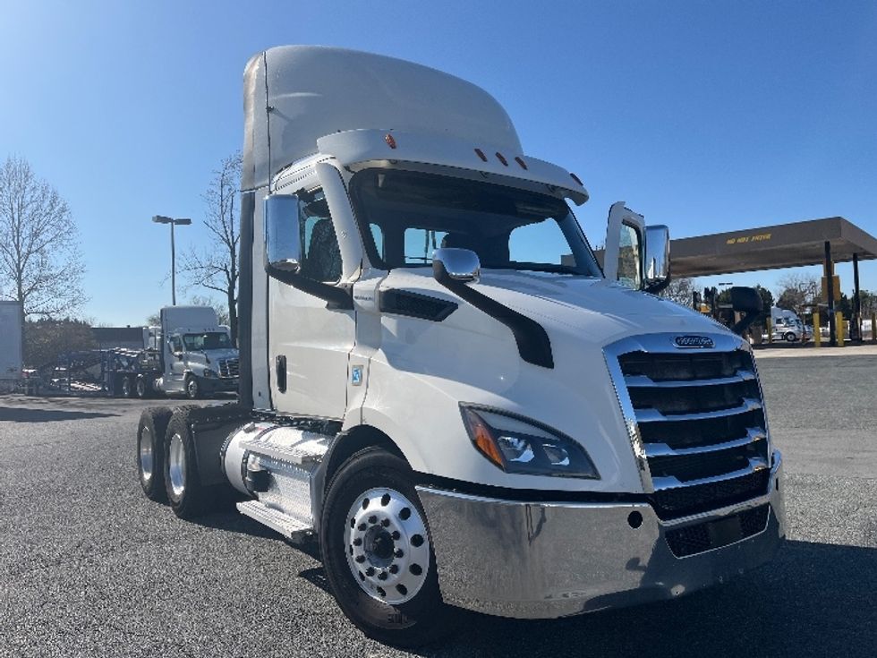 Day Cab Tractor-Heavy Duty Tractors-Freightliner-2021-T11664ST-Concord-NC-462,983\n\t\tmiles-$ 51,000 - Image 1