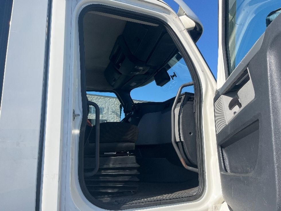 Day Cab Tractor-Heavy Duty Tractors-Freightliner-2021-T11664ST-Concord-NC-462,983\n\t\tmiles-$ 51,000 - Image 12