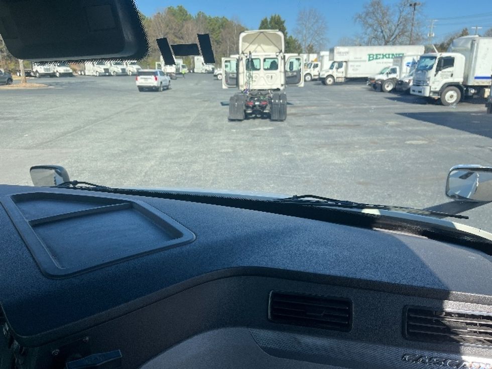 Day Cab Tractor-Heavy Duty Tractors-Freightliner-2021-T11664ST-Concord-NC-462,983\n\t\tmiles-$ 51,000 - Image 13