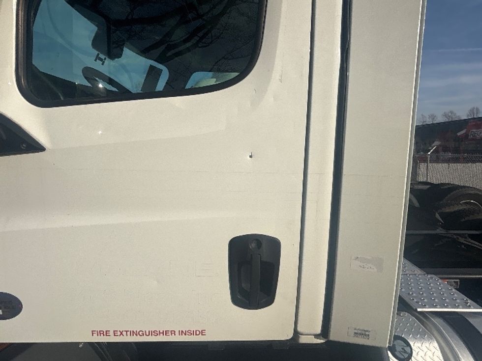 Day Cab Tractor-Heavy Duty Tractors-Freightliner-2021-T11664ST-Concord-NC-462,983\n\t\tmiles-$ 51,000 - Image 17