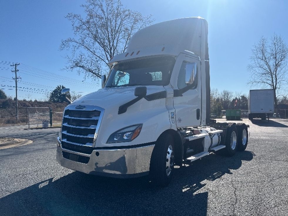 Day Cab Tractor-Heavy Duty Tractors-Freightliner-2021-T11664ST-Concord-NC-462,983\n\t\tmiles-$ 51,000 - Image 3