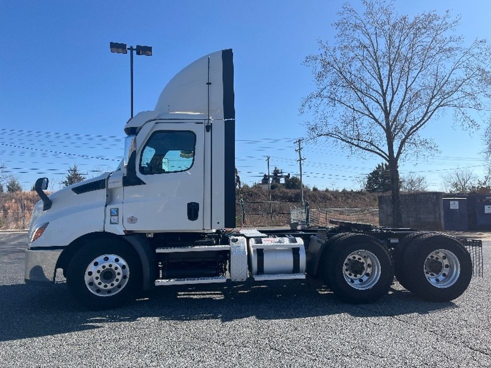 Day Cab Tractor-Heavy Duty Tractors-Freightliner-2021-T11664ST-Concord-NC-462,983\n\t\tmiles-$ 51,000 - Image 4